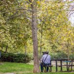 Un hombre con un perro en un parque